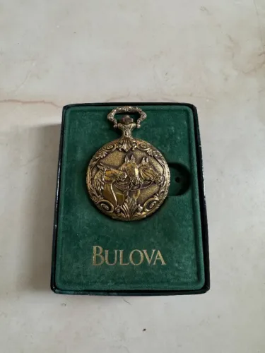 Relógio de Bolso Bulova Quartzo Swiss Made Tampa em Relevo 3 Cavalos Vintage