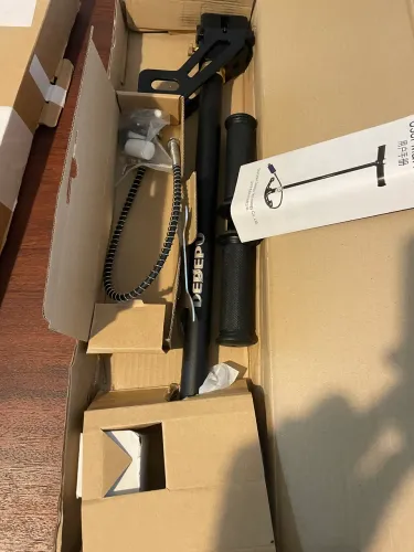 Roupa de mergulho e duas bombas manuais para encher mini cilindro