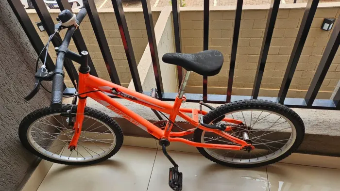 Vendo bicicleta infantil, aro 16. Bom estado de conservação.