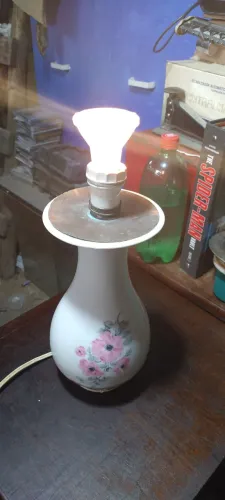 Base de abajur em louça funciona sem a lâmpada 