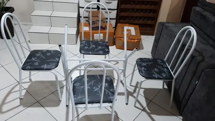 Mesa ( suporte ) com 4 cadeiras tubular. Preço de ocasião.