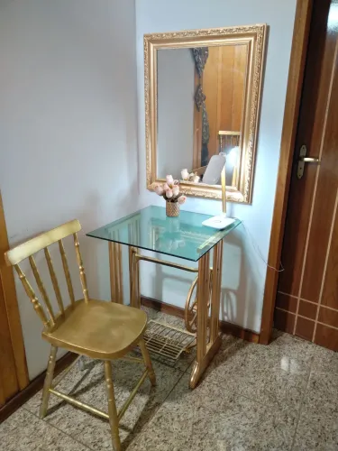 Kit Decoração rústica com aparador, espelho e cadeira dourados