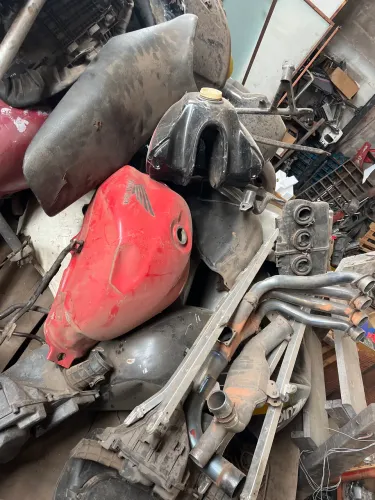 Stock de peças de motos vendo peças 