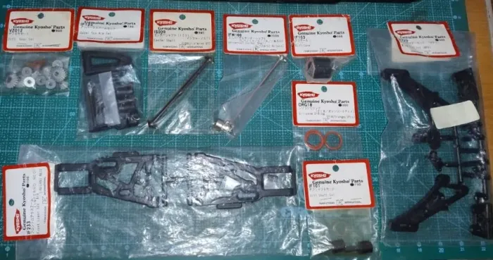 Peças originais Kyosho para hobby, novas . Diversas peças para colecionador