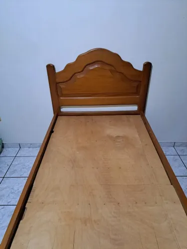 Cama de solteiro com gavetas em peroba amarela