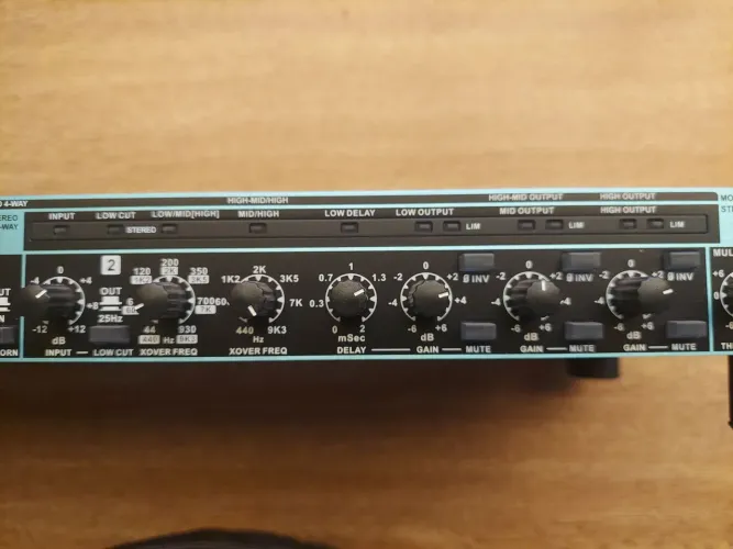 Crossover ativo analógico marca Roxy modelo RCX4320