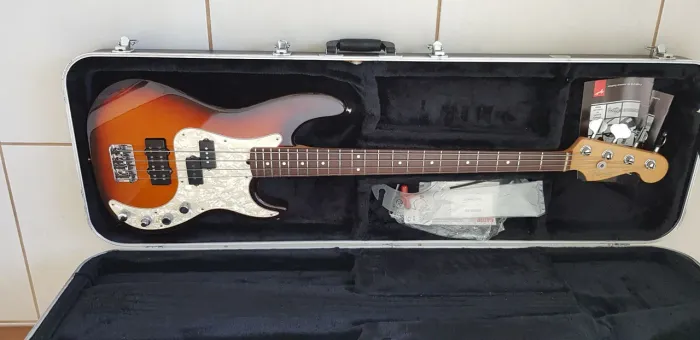 Baixo Fender Precision Sunburst