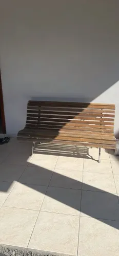 Banco de madeira e pés de ferro para jardim