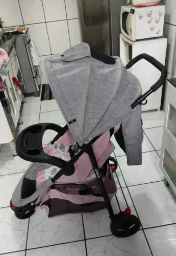Carrinho de bebê COSCO.