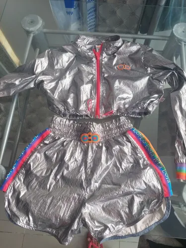 Conjunto metalizado jaqueta e bermuda