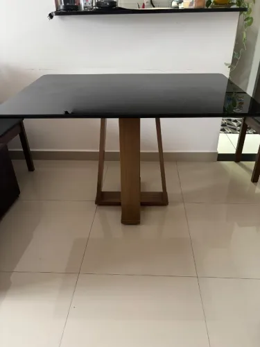 Mesa de jantar com tampo de vidro