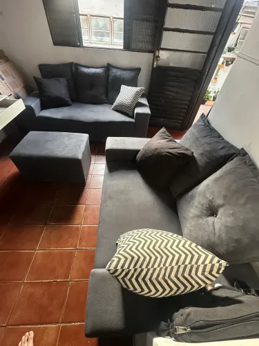 Sofá de 3 e 2 lugares + suporte dos pés.