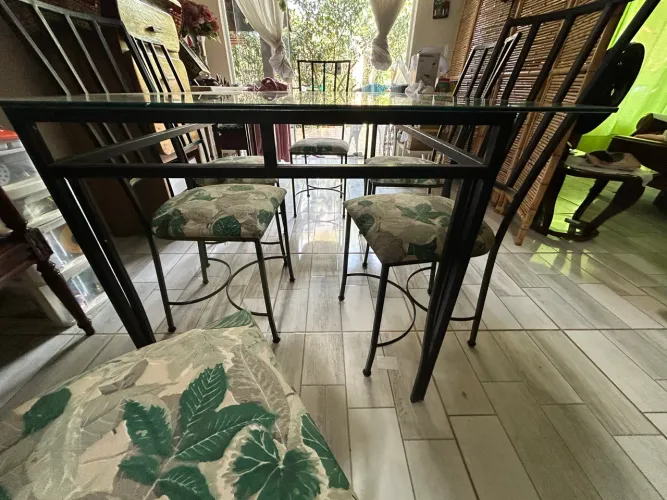 Mesa de vidro com 6 cadeiras 