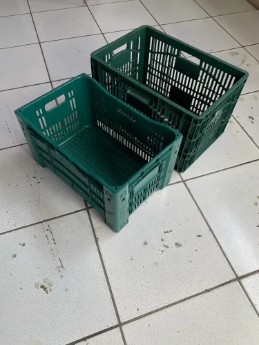 Caixas plásticas de dois tamanhos 