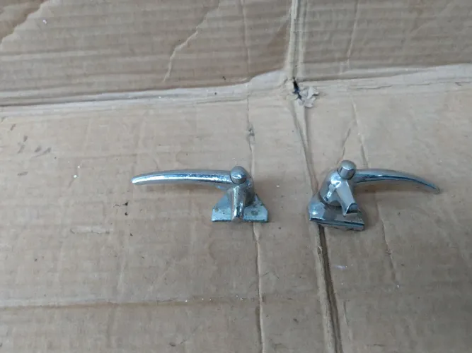 Par de trinco quebrado para restaurar do Fusca 1200