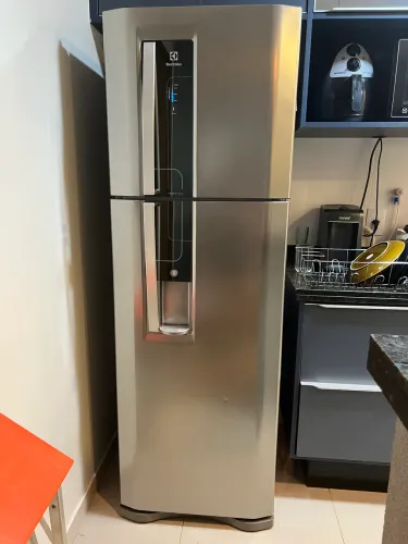 Geladeira Electrolux Frost Free 382 L com dispenser de água