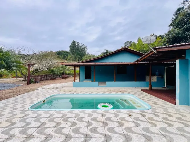 CASA COM 4 QUARTOS, PISCINA, SALA COMERCIAL E TERRENO DE 8.100 m² ESCRITURA PÚBLICA AURO