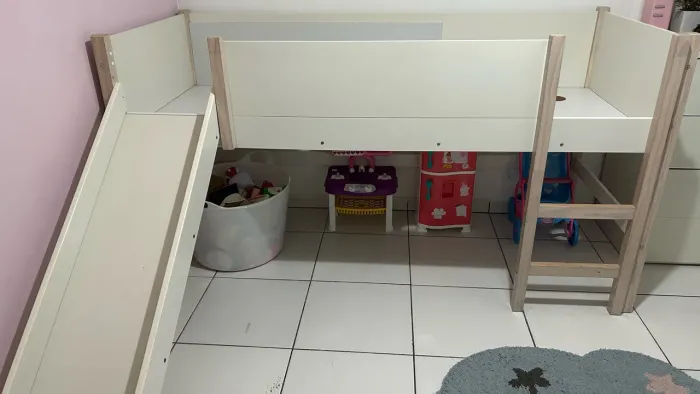 Cama infantil com escorregador TOKSTOK