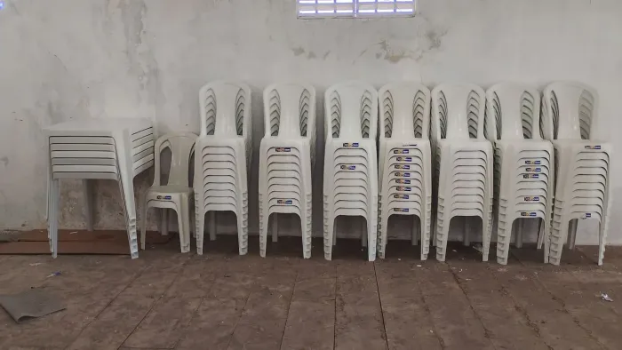 Vendo 7 mesa de plástico,72 cadeiras seminovas 