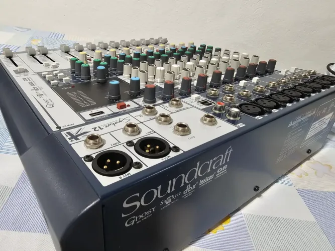 Mesa de som Soundcraft Signature 12