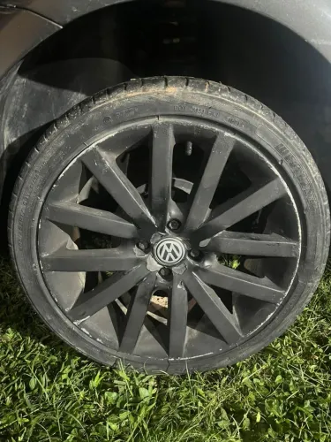 Roda aro 14 com pneus Volkswagen preta liga 