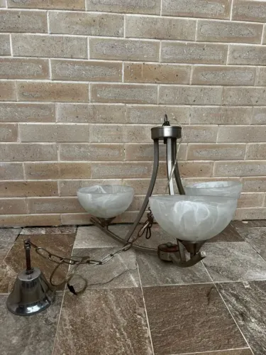  Lustre com 3 Braços e Cúpulas em Vidro Fosco, Estilo Marmorizado