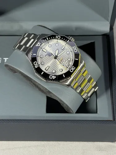Plus tag heuer Aquaracer fundo branco 2024