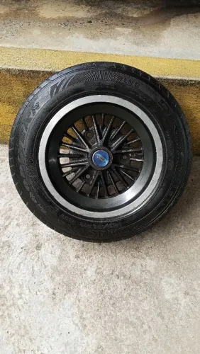 Rodas três furos Ford antigas.