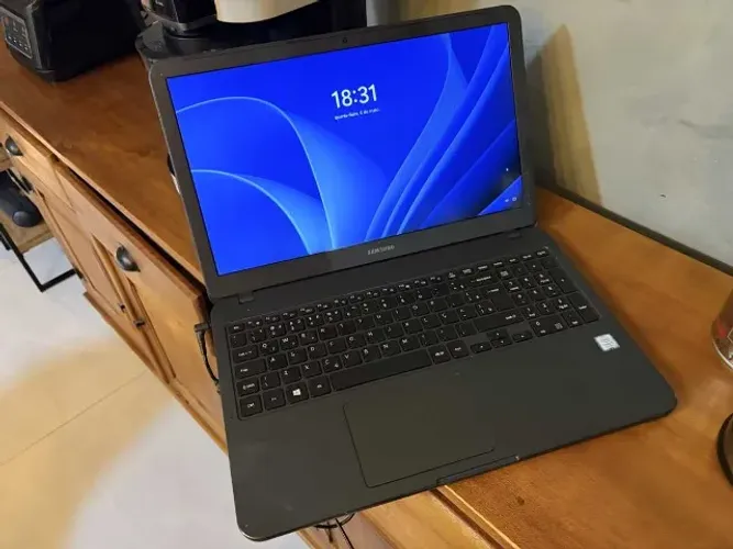 Samsung i5 (8ª gen) i5-8265U 1.60GHz (1.80 GHz) | 8 GB RAM - HD 1 TB + SSD 246 GB