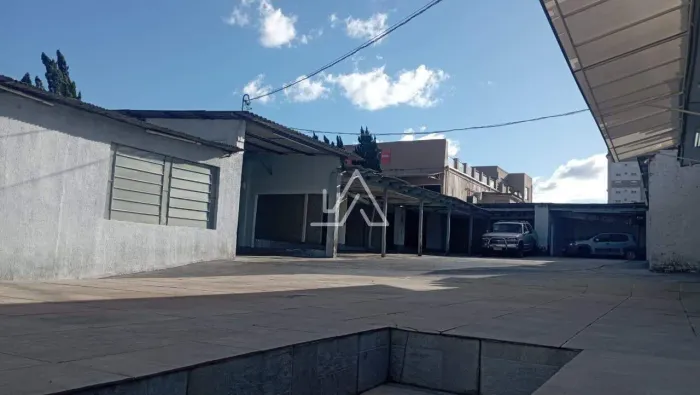 GARAGEM PARA CARROS - 1000 M² - A 50 M DA AVENIDA BRASIL