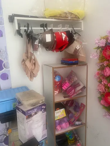 Na vitrine dois móveis de rodinha móvel pra mercadoria de loja muitas mercadorias 