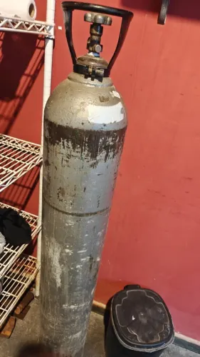Cilindro de Gás Co2 Dioxido de Carbono 25kg 40 litros com válvula e alça chopp solda e etc
