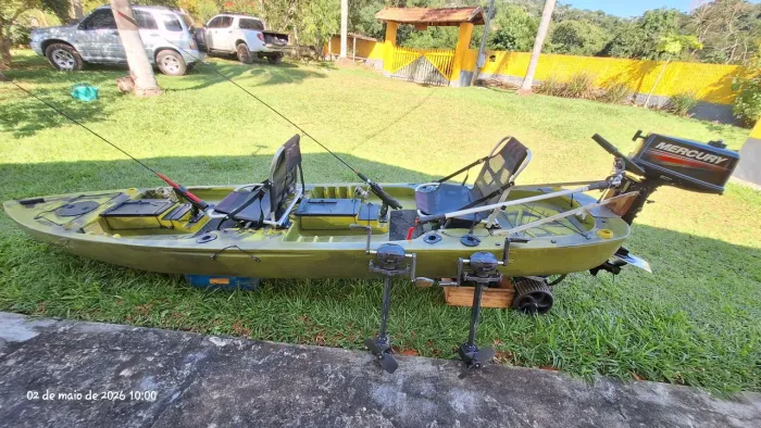 Caiaque mero 2 lugares com dois pedais e motor Mercury 5 Hp pouco usado