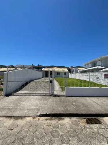 Alugo casa de 2 quartos semi mobiliada no Santa Monica