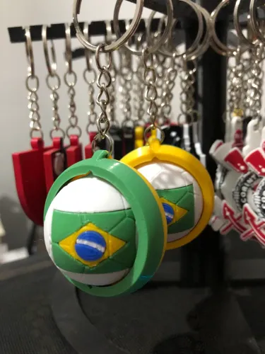 Chaveiro da Copa 2026 bola giratória bandeira do Brasil