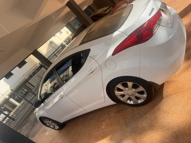Hyundai Elantra GLS 1.8 16V Aut. 2013