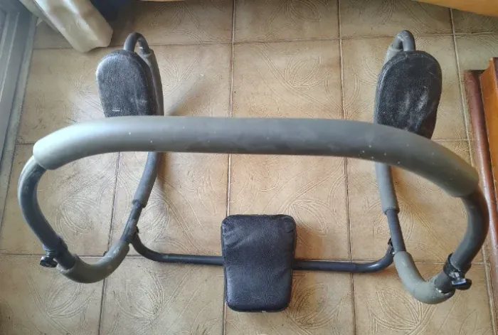Aparelho de abdominal com encosto estofado