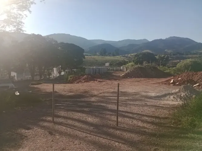 Quadra inteira com 3.600m, centro de Joanópolis SP