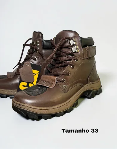 Bota coturno cat tamanho 33 nova 39$