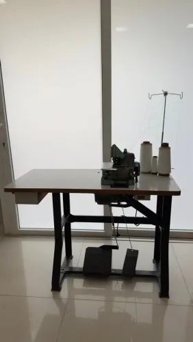 Máquina de Costura Overlock Yamata Chinesinha, completa com mesa industrial