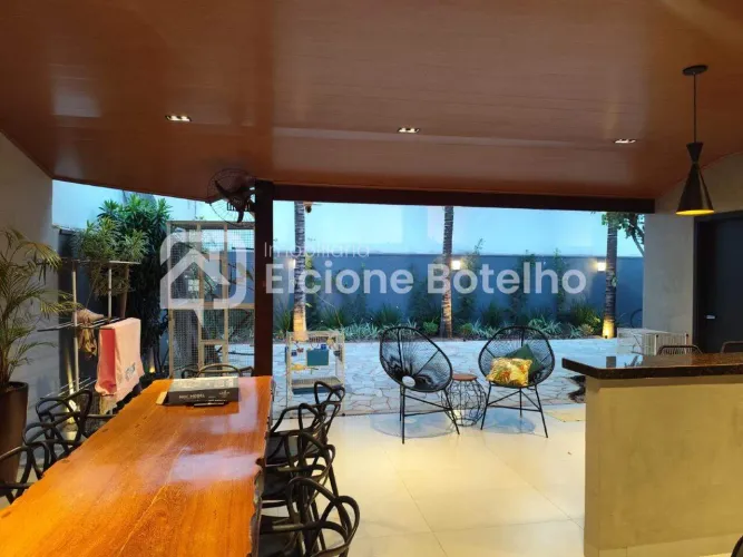 Casa de Condomínio à venda em Uberlândia - 4 quartos, home cinema e lazer completo