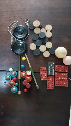 Brinquedos antigos incompletos - Sinuca Snooker - Ioio - Dama - Dominó