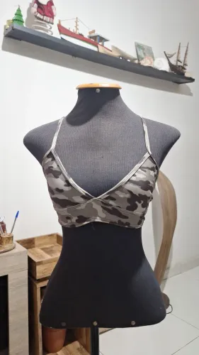Top academia camuflada