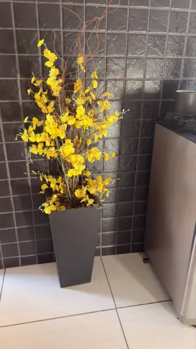 Vaso de flor artificial
