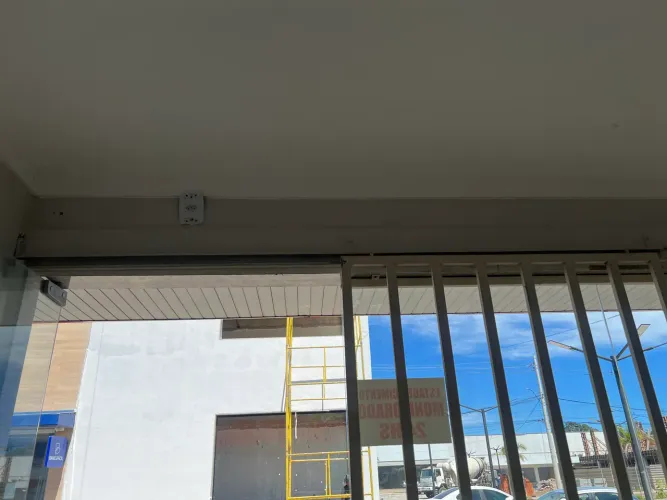 VENDE-SE GRADE DE FERRO BRANCA COM PORTÃO