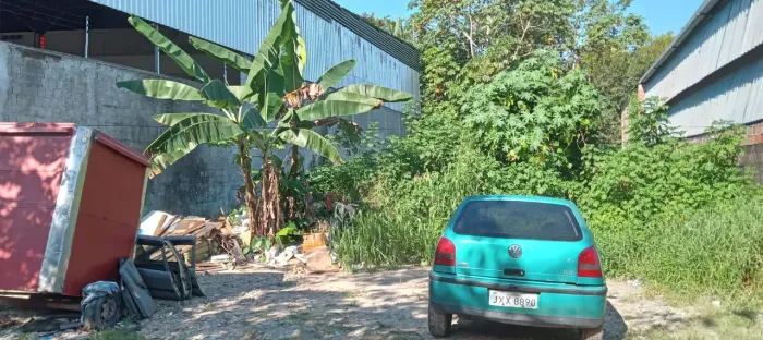 Vendo Terreno medindo 450 M2 Próx. a AV das Torres!