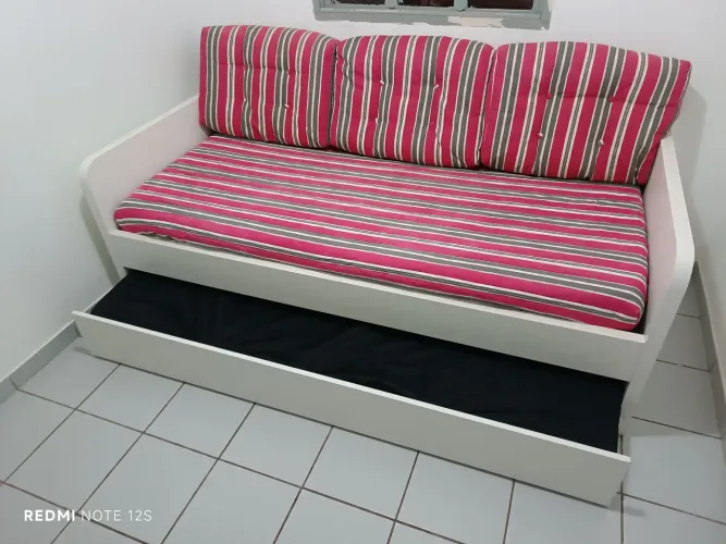 Sofa bicama tipo gaveta feito em marcenaria. 
