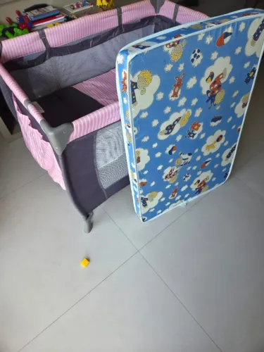 Berço portátil com colchão. 2 alturas