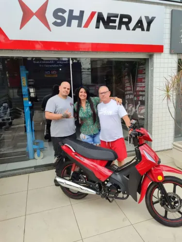 Moto comprada na loja Shineray de mulher