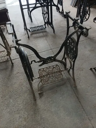 Pe de máquina de costura antigo 